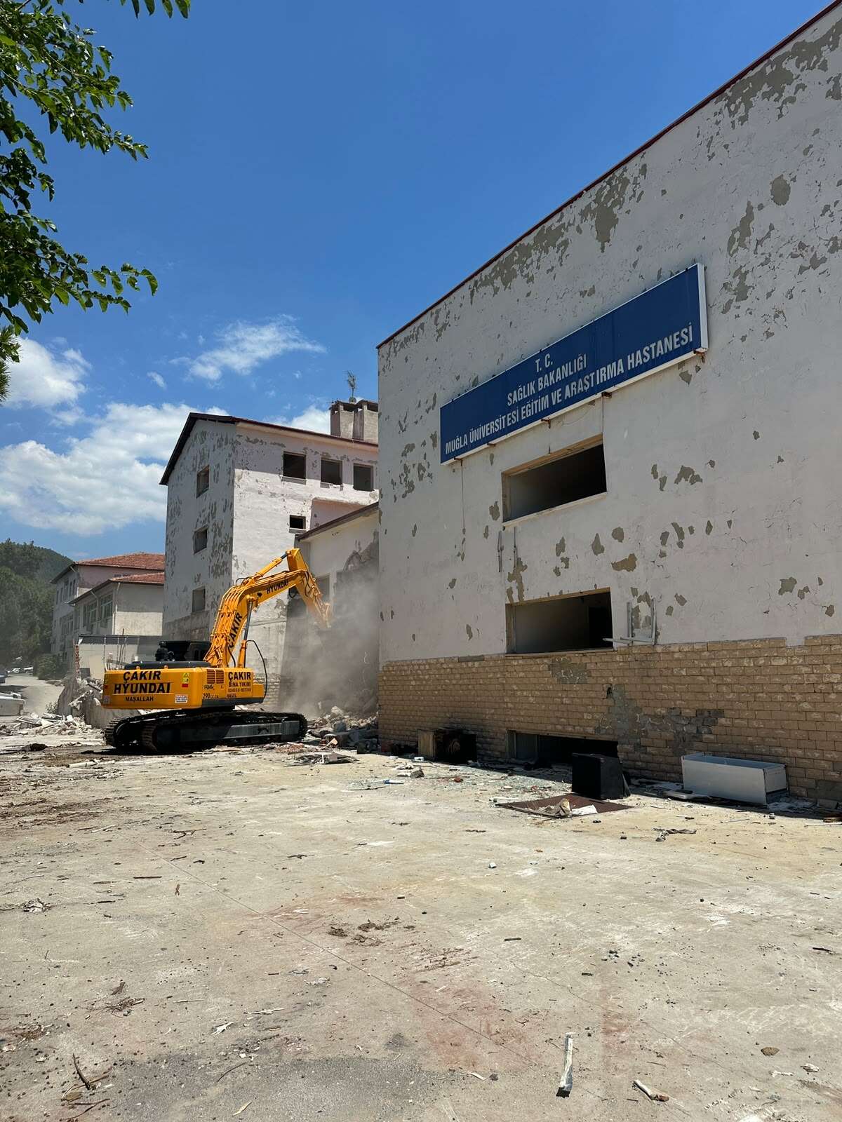 200 Yataklı Yeni Menteşe Devlet Hastanesi İçin İlk Adım Atıldı: Kullanılmayan Eski Hastane Binalarında Yıkım Başladı 6